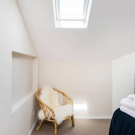 Divine 3 Bed House In Battersea