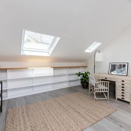 Divine 3 Bed House In Battersea Holiday home *
