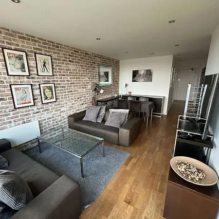 Apartment Modern 2-bed 5 Mins From Bridge