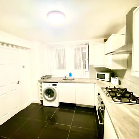 Apartment Comfy Two Bedroom Flat Edgeware Road In London