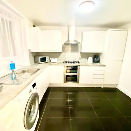 Comfy Two Bedroom Flat Edgeware Road In * London