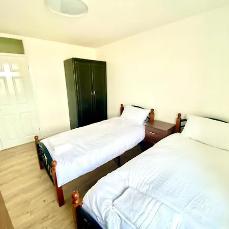 Comfy Two Bedroom Flat Edgeware Road In London