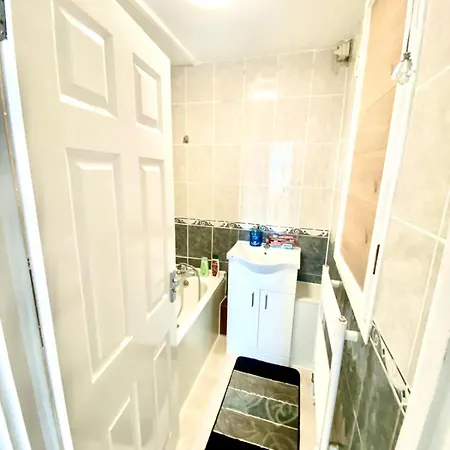 Apartment Comfy Two Bedroom Flat Edgeware Road In London