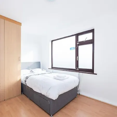 4 Bedroom House 2 Baths Dagenham