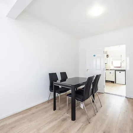 4 Bedroom House 2 Baths * Dagenham