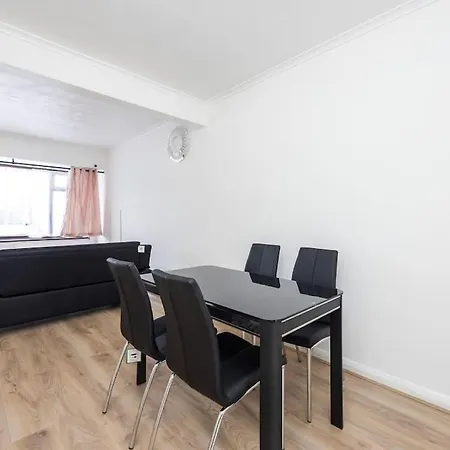 Apartment 4 Bedroom House 2 Baths *
