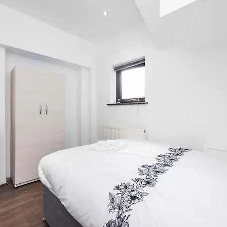 4 Bedroom House 2 Baths * Dagenham
