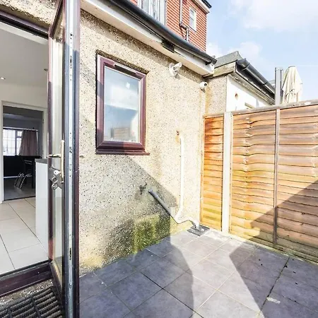 Apartment 4 Bedroom House 2 Baths *