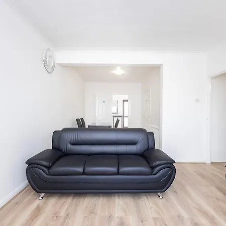 4 Bedroom House 2 Baths *
