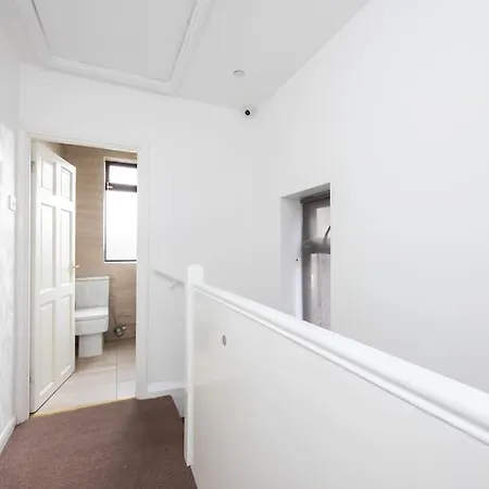 4 Bedroom House 2 Baths Apartment