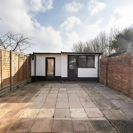 4 Bedroom House 2 Baths Apartment Dagenham