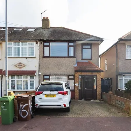 4 Bedroom House 2 Baths Apartment Dagenham