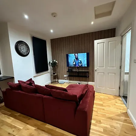 2 Bed Away From Tooting Apartment London