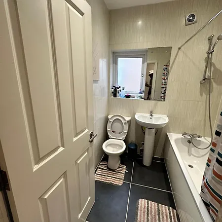 2 Bed Away From Tooting Apartment