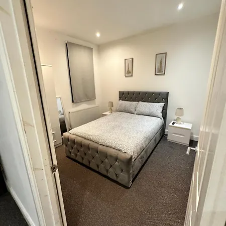2 Bed Away From Tooting Apartment *