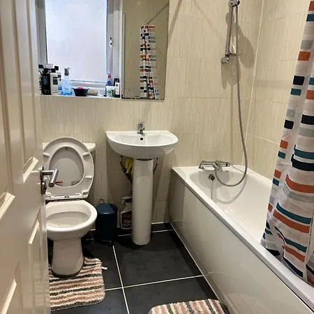 2 Bed Away From Tooting Apartment *