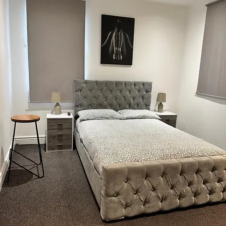 2 Bed Away From Tooting Apartment London