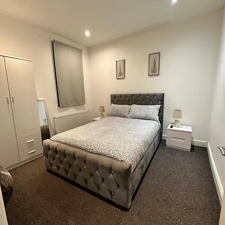 2 Bed Away From Tooting Apartment *