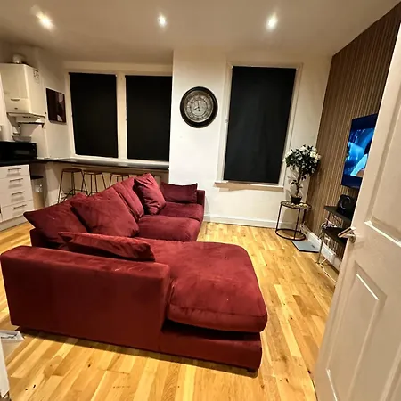 2 Bed Away From Tooting Apartment London