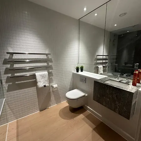 Luxury - 2 Minute Walk From The O2 Arena Apartment