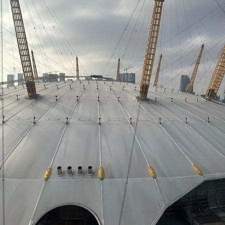 Luxury - 2 Minute Walk From The O2 Arena * London