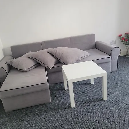 Prázdninový dům Lovely 2-bed Fully Refurbished House In