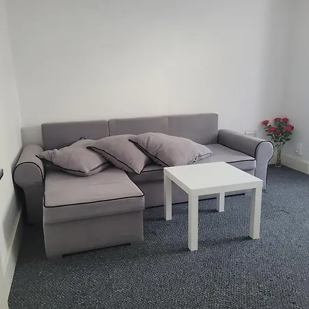 Lovely 2-bed Fully Refurbished House In *