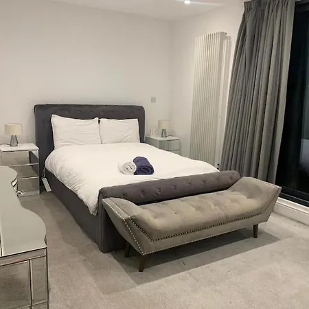 Modern Large 2 Bed Near Station Apartment *
