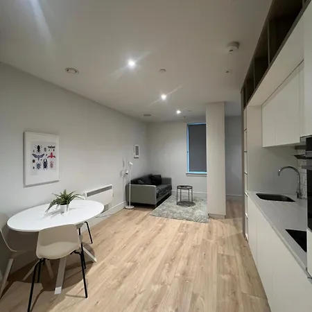 London Heathrow Airport Voyager House Terminal 12345 - Ev Electric And Parking Available! Hillingdon