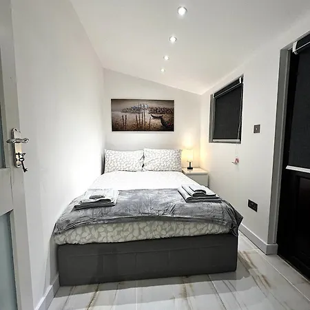 Zone 1 Apartment *