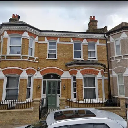 20 Mins To Central London, Stylish Sky Views 2 Bed * London