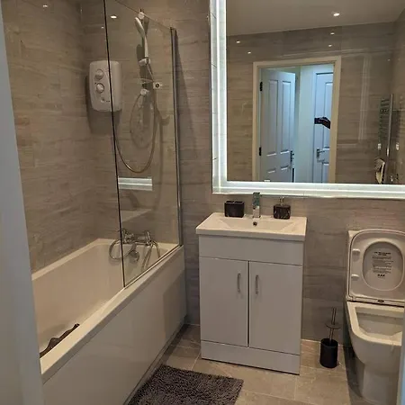Newly Launched Two Bedroom House By Den Short Lets & Serviced With Garden Casa vacanze Londra