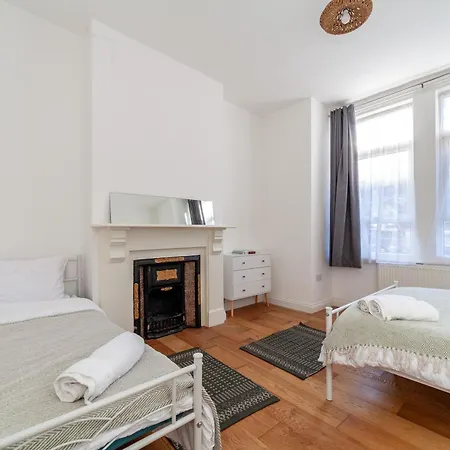 Apartment Sleek & Modern 2 Bd In - Sleeps 7 - Parking London