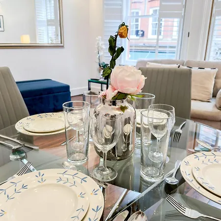 Alluring 2-bed, 2-bath Flat On High Street Kensington, Near Kensington Palace Apartamento Londres