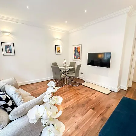 Alluring 2-bed, 2-bath Flat On High Street Kensington, Near Kensington Palace Londres