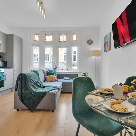 Homely - West Putney Apartment *