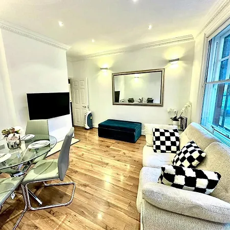 Alluring 2-bed, 2-bath Flat On High Street Kensington, Near Kensington Palace *