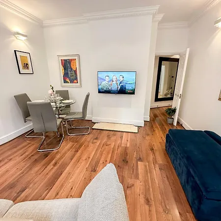 Alluring 2-bed, 2-bath Flat On High Street Kensington, Near Kensington Palace Apartamento *