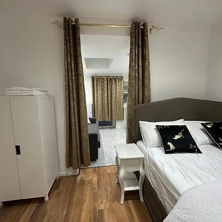 Apartment 4th Flat With Private Own Bathroom A Luxury Family Setup And Furnished With Double Bed A Double Futon-sofa Bed A Single Futon Bed A Baby Cot And Garden And Free Parking