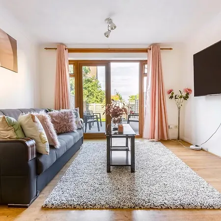 Cozy Family-friendly House Apartment *