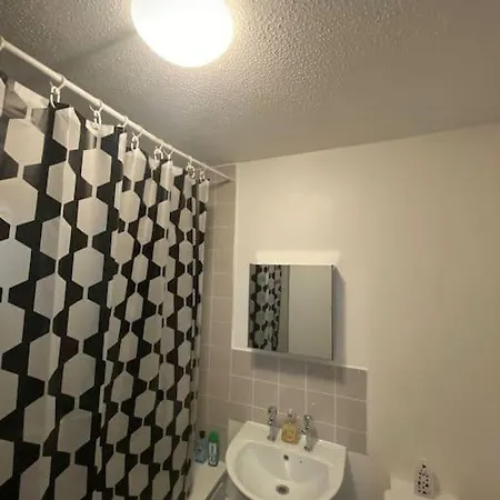 Spacious One Bedroom Flat Close To Heathrow Airport