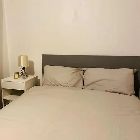 Spacious One Bedroom Flat Close To Heathrow Airport *