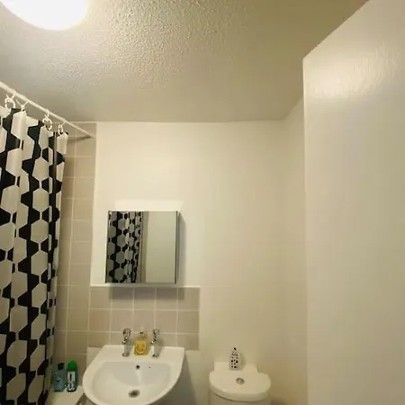 Spacious One Bedroom Flat Close To Heathrow Airport Apartment Northolt (Greater London)