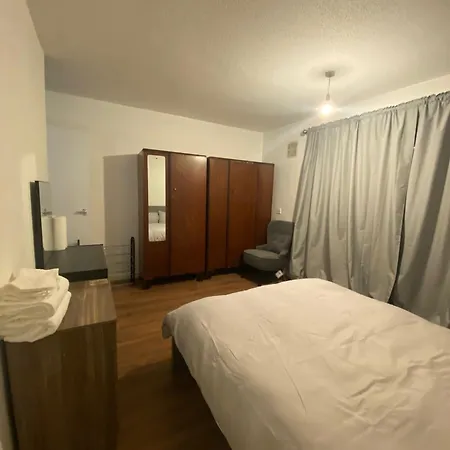 Spacious One Bedroom Flat Close To Heathrow Airport *