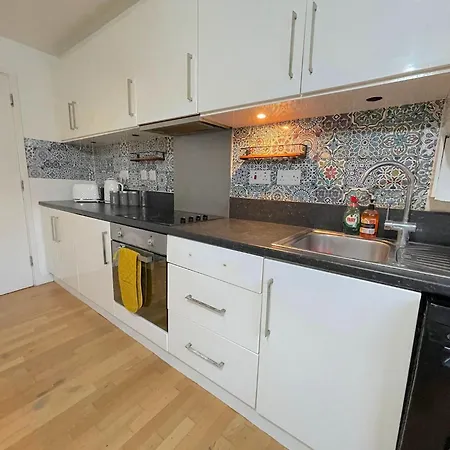Ground Floor Flat On Bath Road! Apartment Cranford