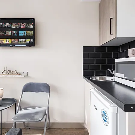 Serviced Ensuite Modern Studio - Sleeps 2 - Near Wembley Stadium - Good Transport Link To London - Harrow Ha3 Гостевой дом Hatch End