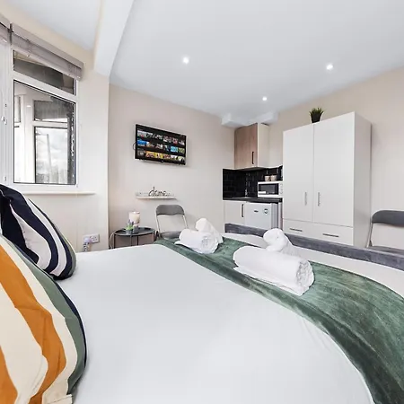 Serviced Ensuite Modern Studio - Sleeps 2 - Near Wembley Stadium - Good Transport Link To London - Harrow Ha3