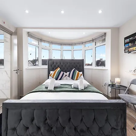 Гостевой дом Serviced Ensuite Modern Studio - Sleeps 2 - Near Wembley Stadium - Good Transport Link To London - Harrow Ha3