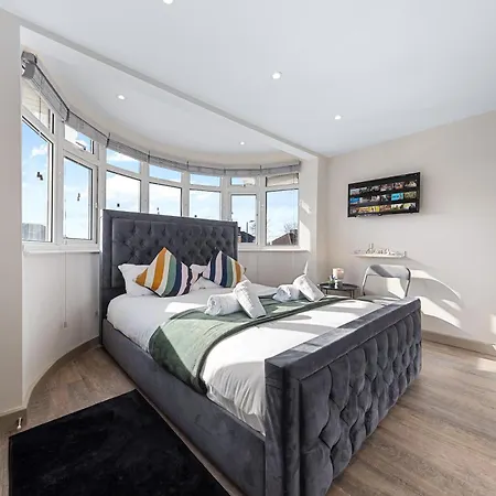 Гостевой дом Serviced Ensuite Modern Studio - Sleeps 2 - Near Wembley Stadium - Good Transport Link To London - Harrow Ha3 *