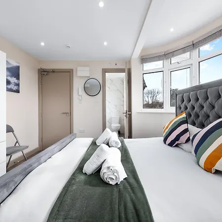 Гостевой дом Serviced Ensuite Modern Studio - Sleeps 2 - Near Wembley Stadium - Good Transport Link To London - Harrow Ha3 Hatch End